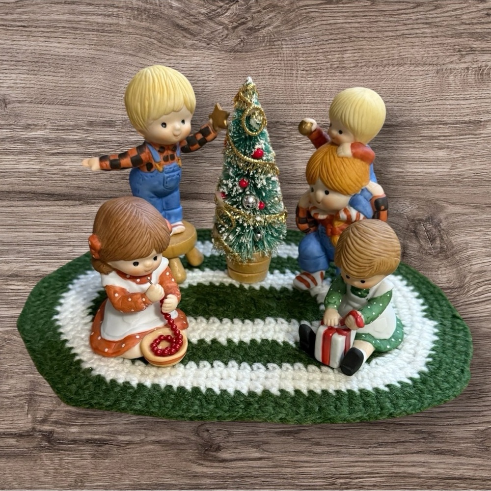 Vintage Enesco "Country Cousins" 6-piece "Decorating the Christmas Tree" - 1984